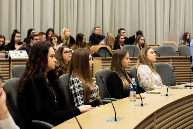 Studentų parlamento posėdis: viešosios valgyklos situacija, skatinamosios stipendijos ir kiti klausimai