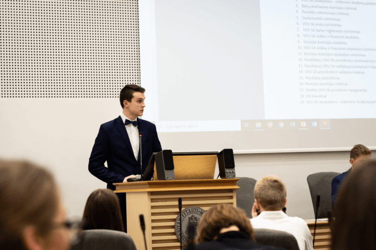 Studentai dalinasi: kodėl svarbu kandidatuoti į VDU Studentų parlamentą?