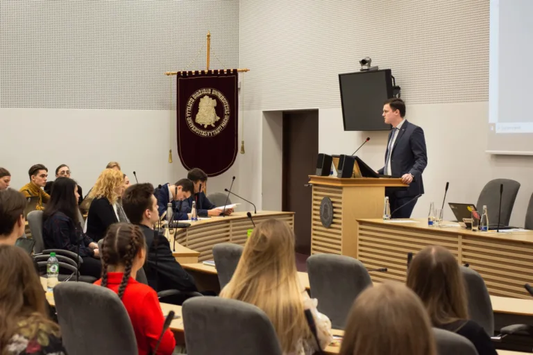 Studentų parlamentas diskutavo apie apmokamas praktikas ir kėlė kitus probleminius klausimus